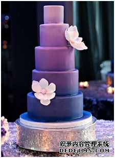 浪漫婚礼蛋糕示例二：草莓蛋糕